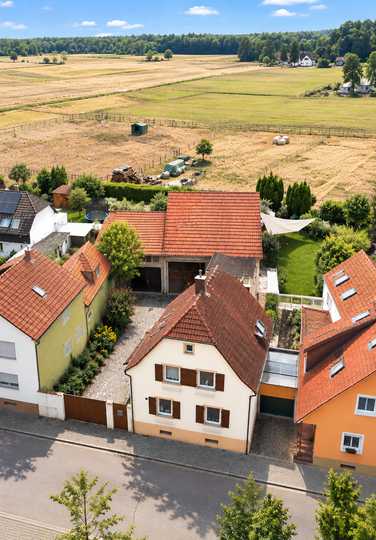 Einfamilienhaus mit Einliegerwohnung und ehemaligen Pferdestallungen